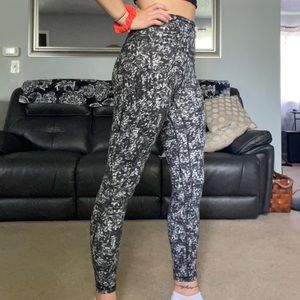 Lululemon 25” Size 2 Align leggings with pockets